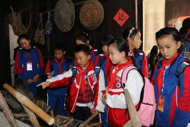 兴山少年先锋队组织队员参加非遗文化传承实践活动
